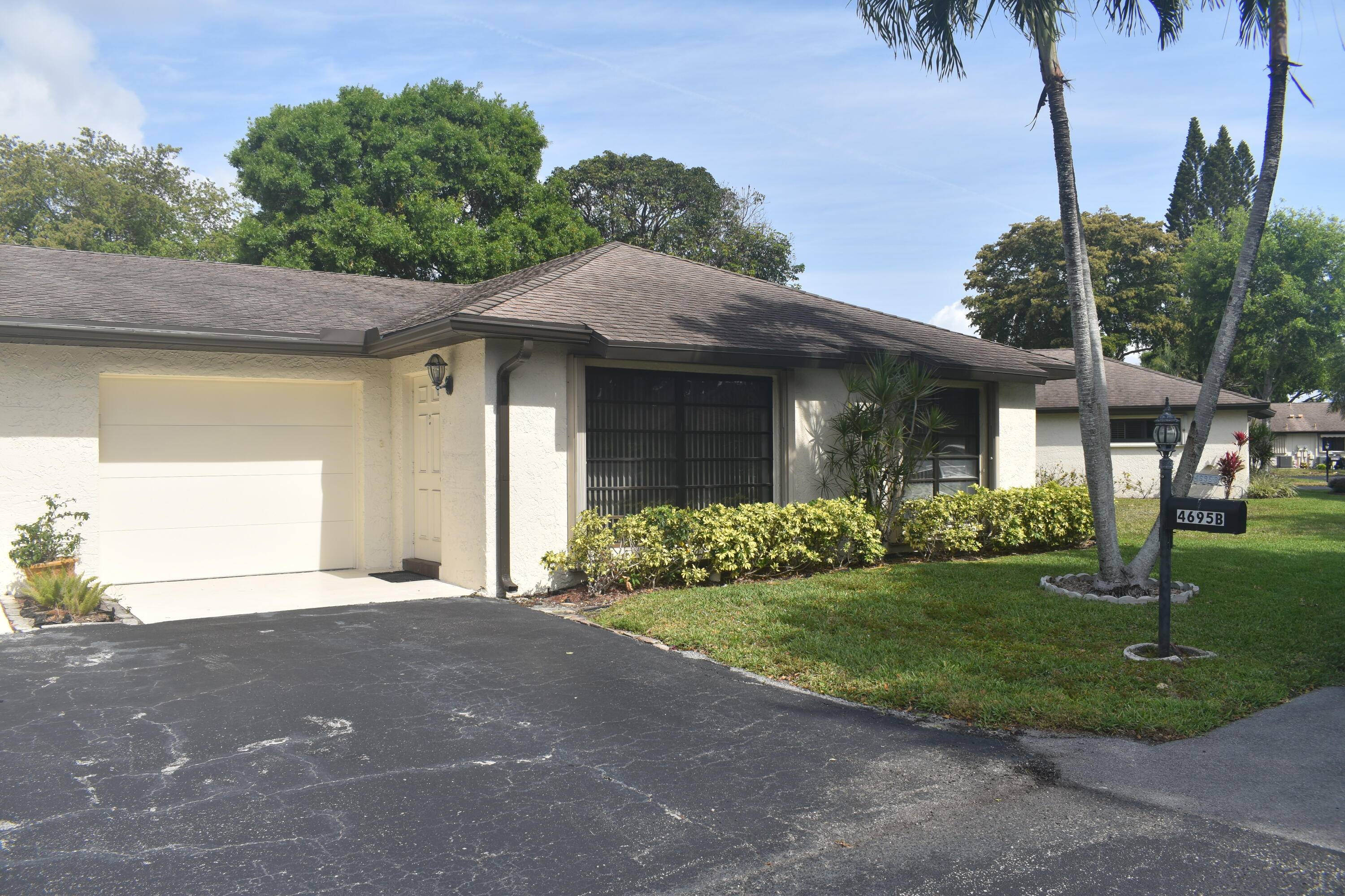 Welcome home to this charming 2 bedroom, 2 bathroom villa with an attached garage in the highly sought after 55 community of Green Tree Villas !