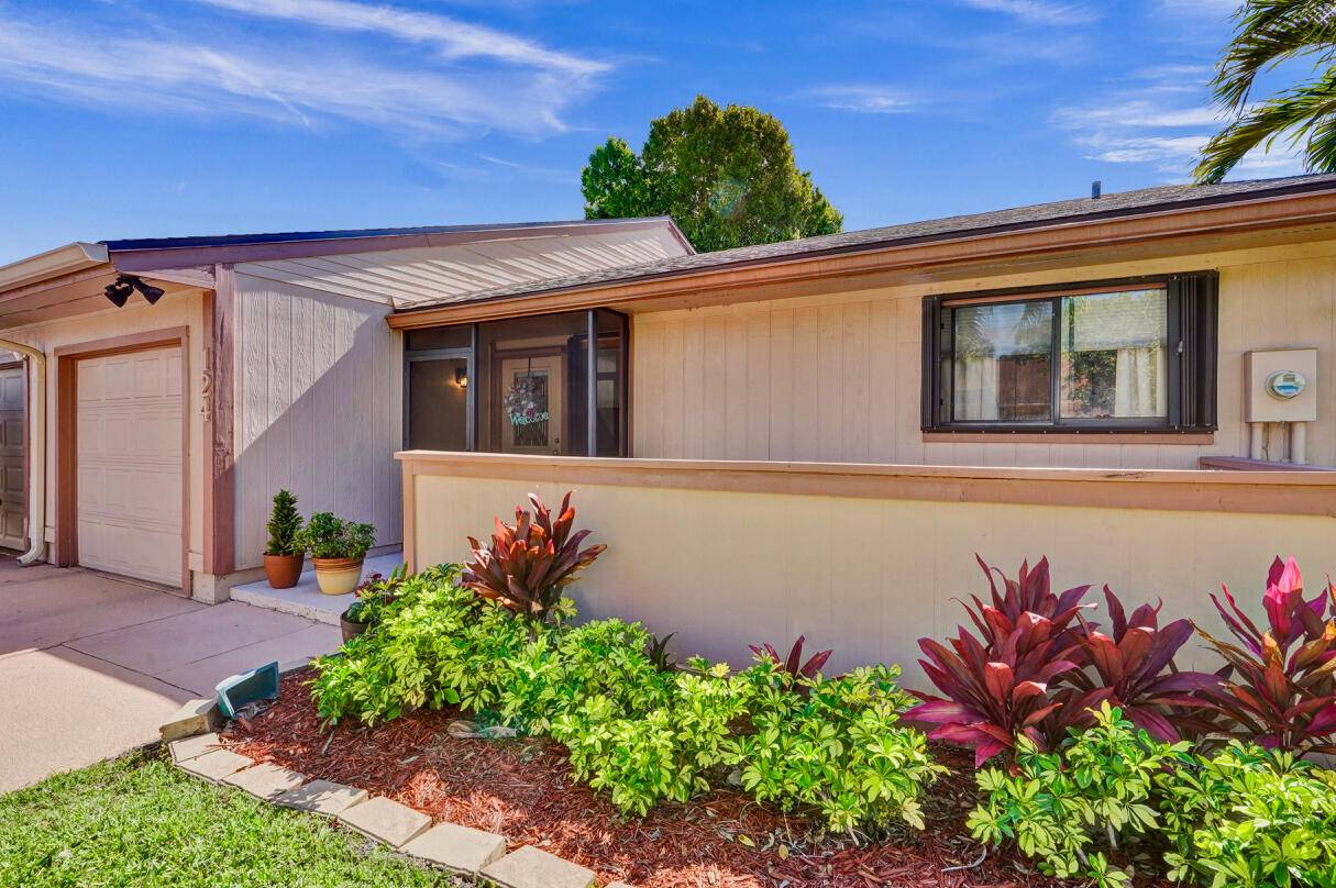 Welcome home to this meticulously maintained 3BR, 2BA villa in the all age community of Boynton Lakes !