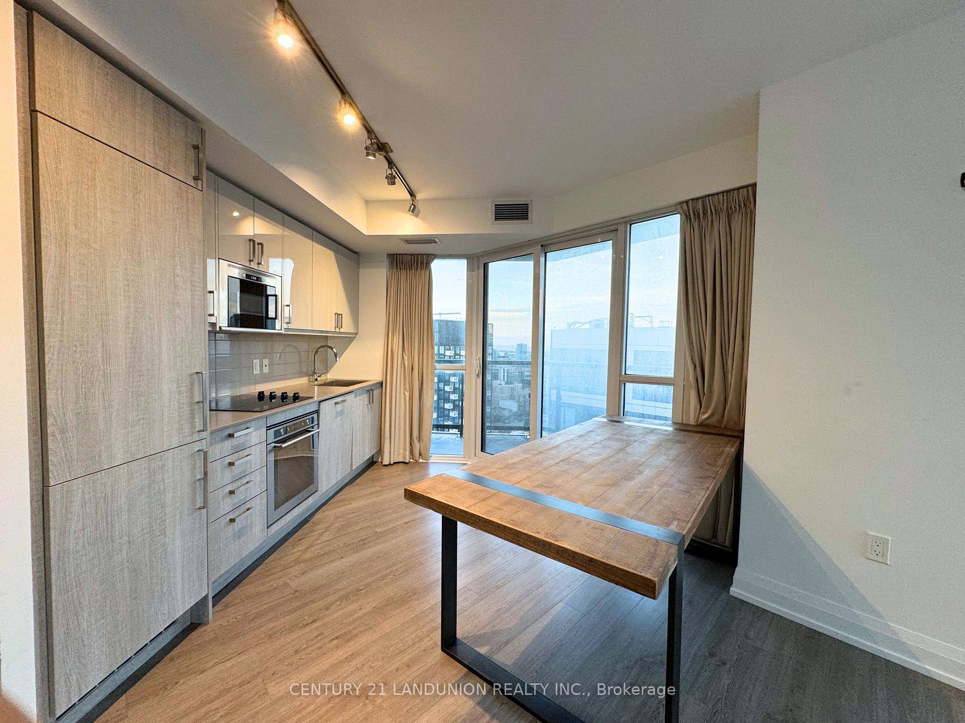 Large Window, Corner Unit.