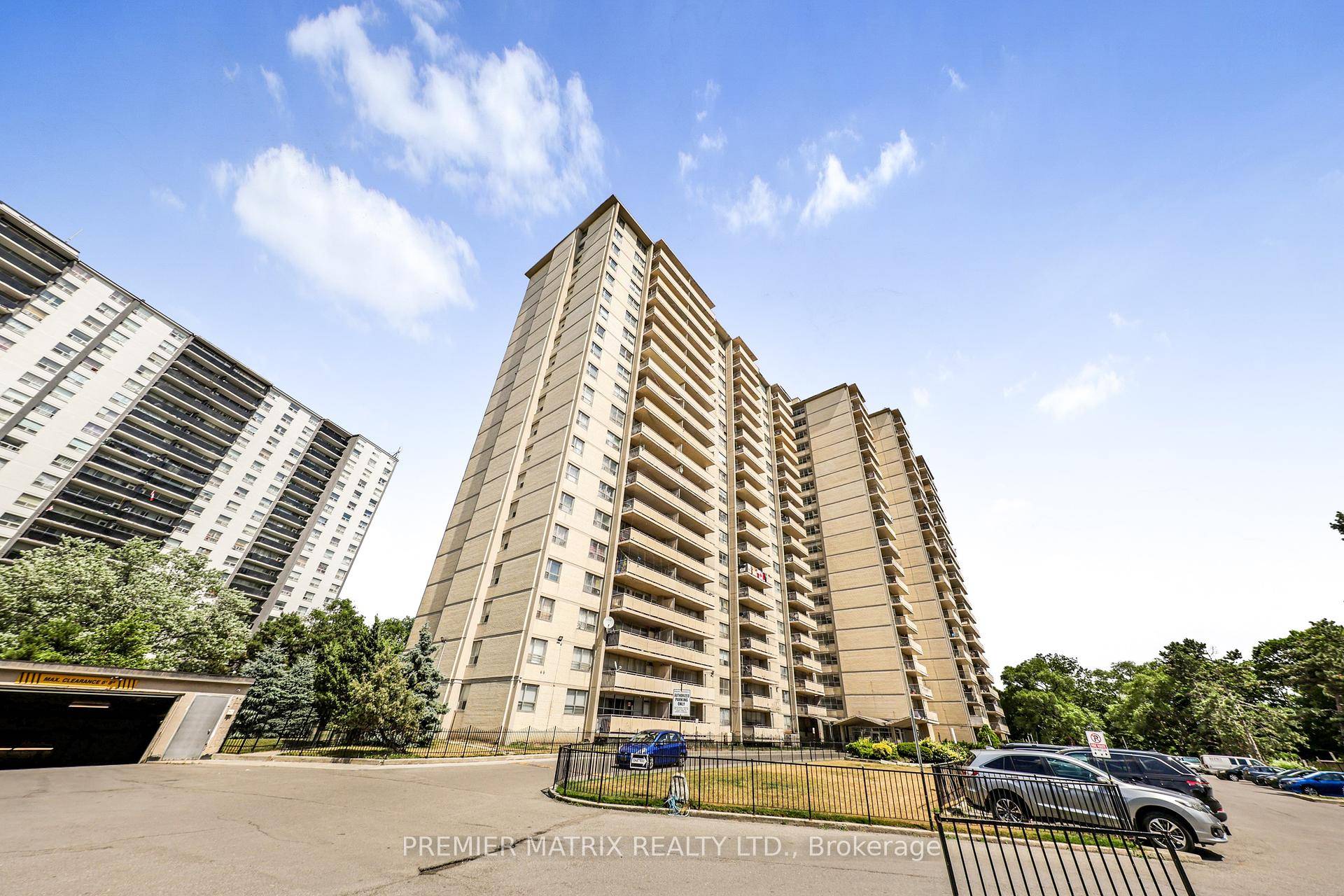 FULLY RENOVATED 1 Bedroom Suite In East York's Vibrant Thorncliffe Park Community !