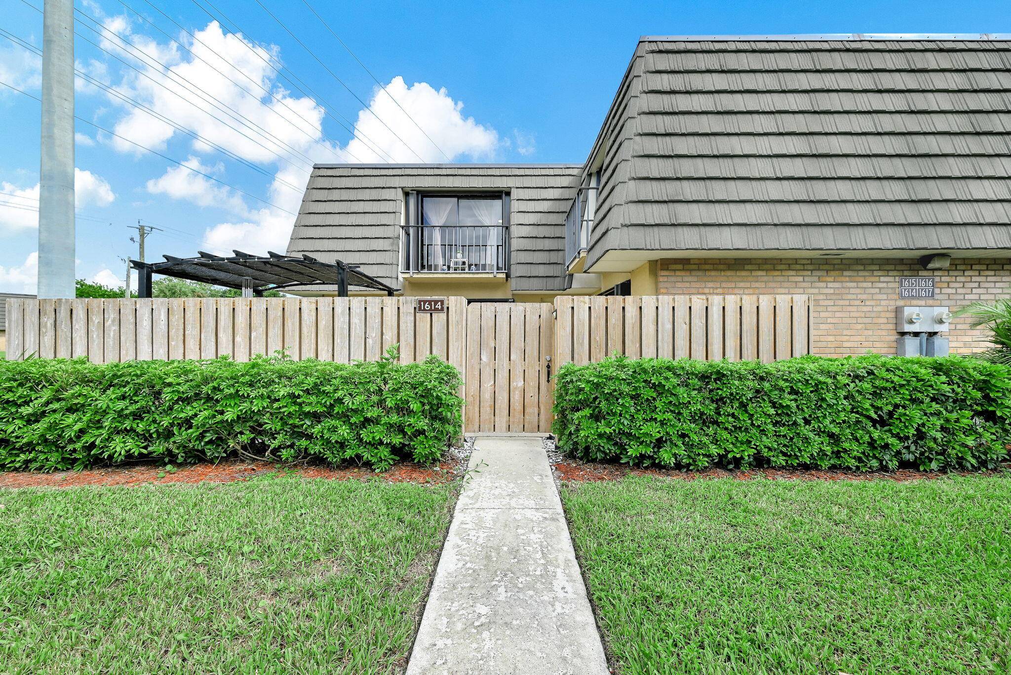 Beautifully updated 2BR 2.