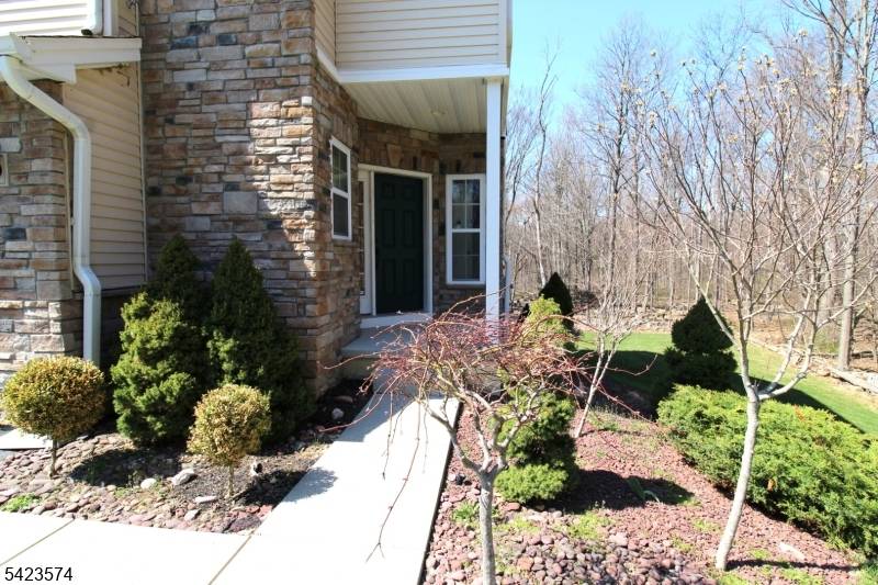 Desirable Morris Chase Ashbourne Elite Model end unit is located in one of the communities most premium locations.