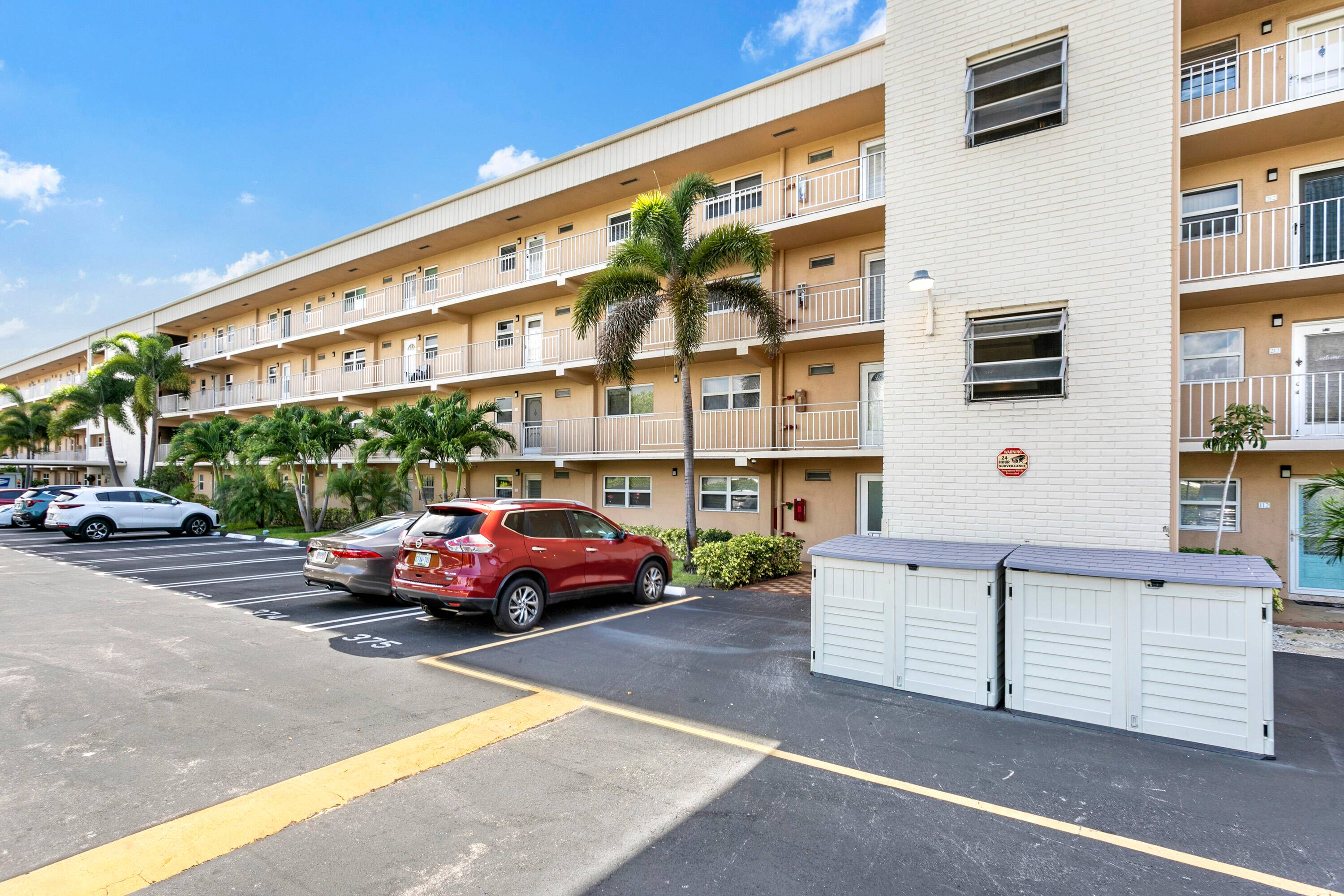 Move in ready 2 bed, 2 bath condo near the beach !