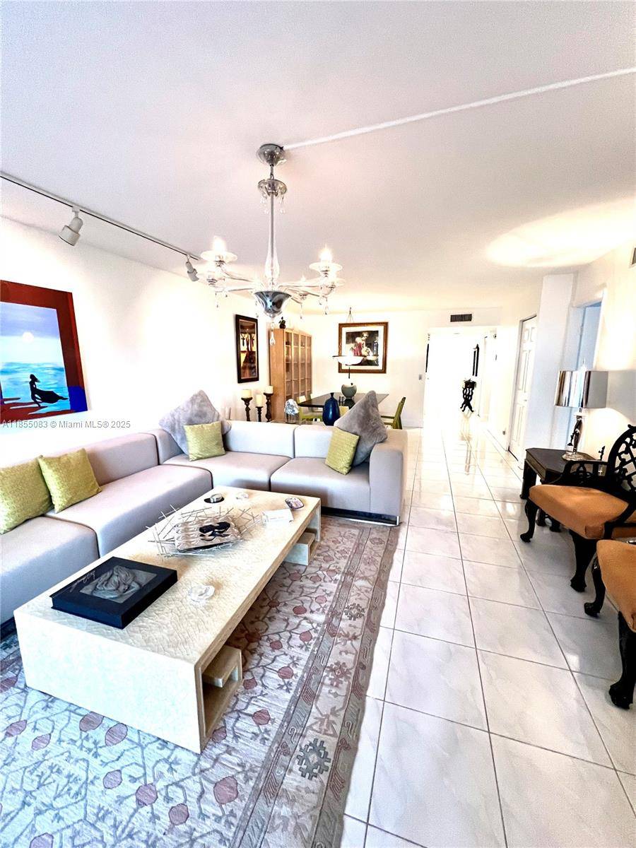 Buyer's Incentive, Don't miss the opportunity to own this fantastic 2 2 apartment in the heart of the beautiful city of Weston, Peace of mind knowing this Unit features a ...