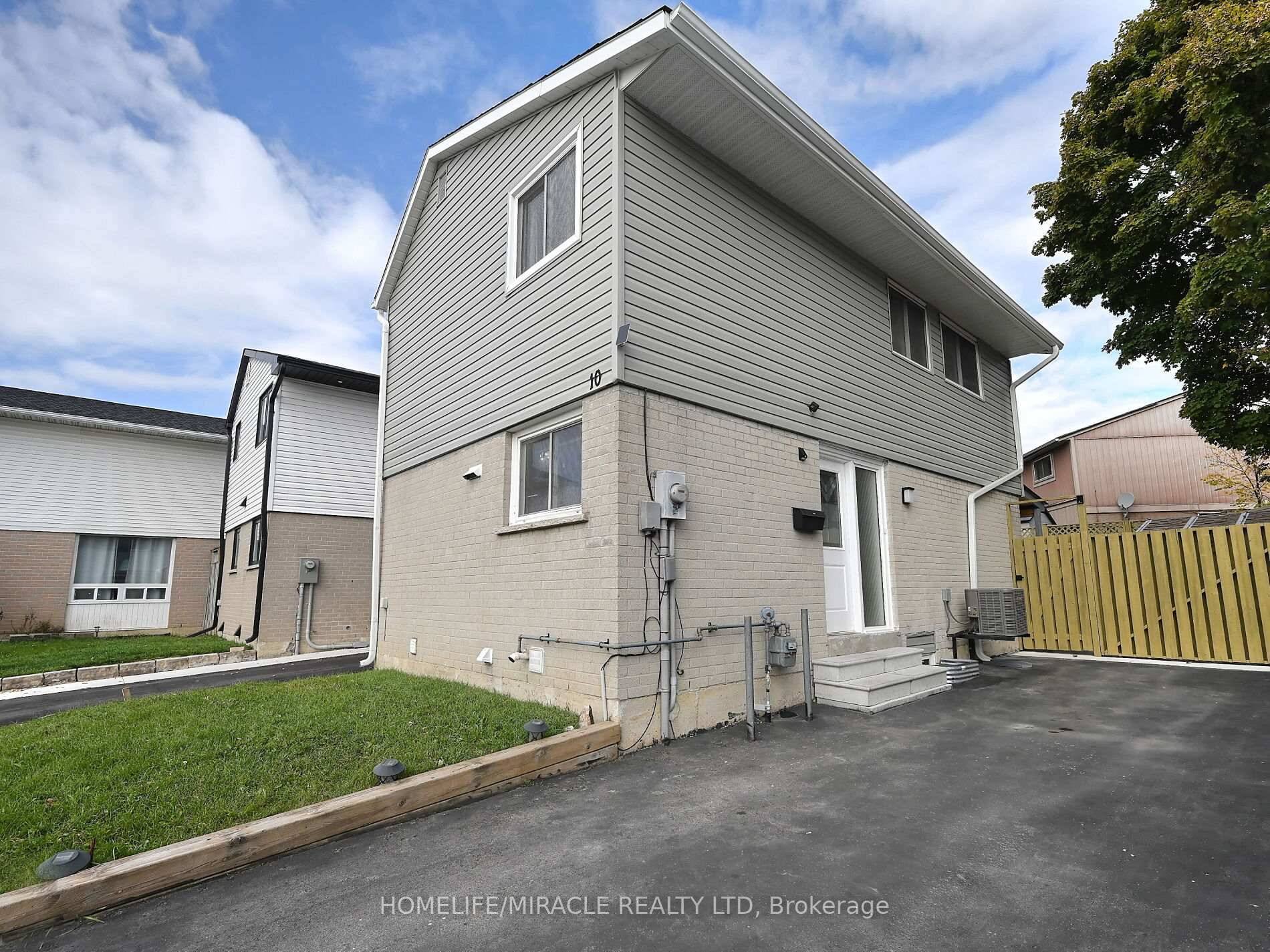 10 Grasspoint Sq, Brampton Fully Renovated This beautifully upgraded 3 1 bedroom, 3 bathroom detached home sits on a quiet court in a family friendly neighbourhood, just minutes from Chinguacousy ...