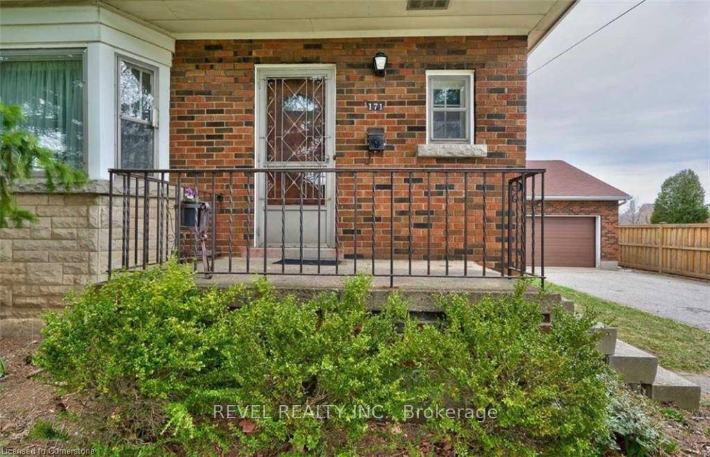INCREDIBLE INVESTMENT OPPORTUNITY TOTAL OF 8 BEDROOMS POTENTIAL FOR MORE.