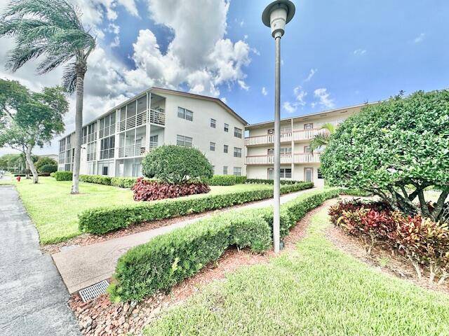 2 1. 5, CORNER, Second Floor, lake view in front of apt, stainless appliances, tile in living area, new carpet in bedrooms, freshly painted, 2 sliding doors out to screened ...