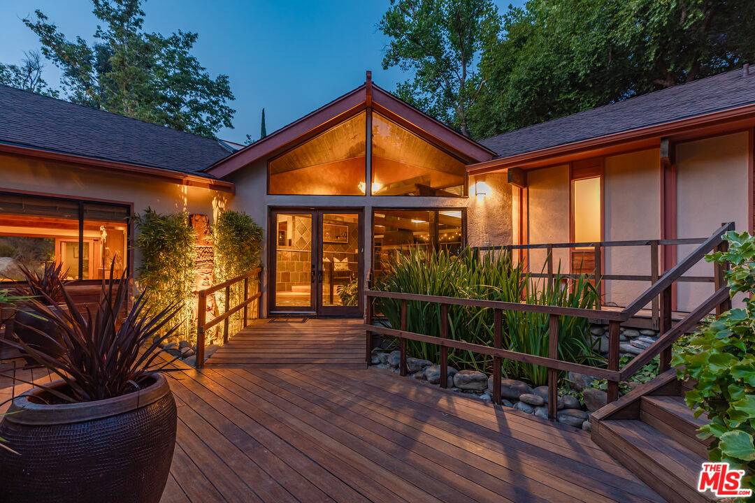 1064   Meadows End Dr 4BR La