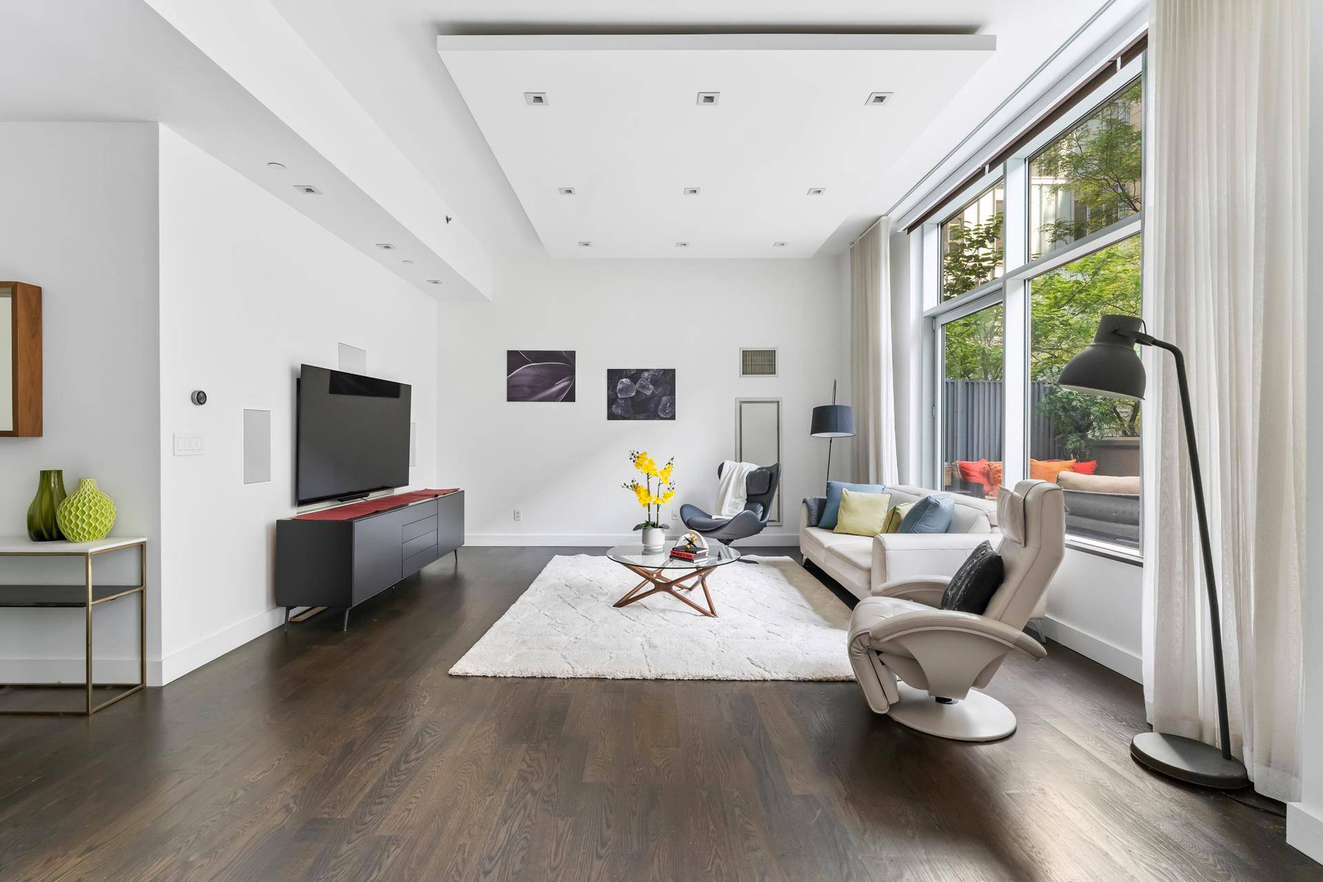 Presenting an exquisite, expansive loft style home located in Lincoln Square's esteemed Adagio Condominium.