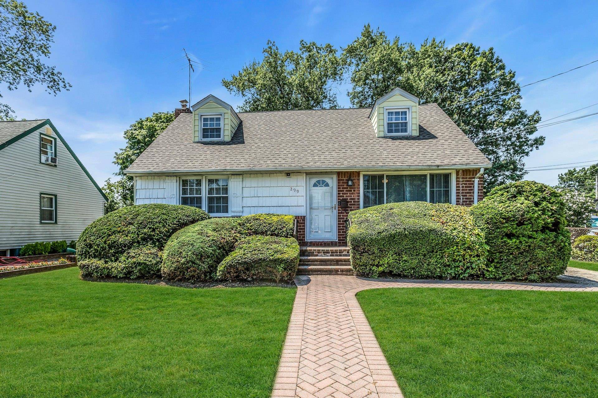 Pack your bags ! Welcome to 299 Warren Street in Uniondale.