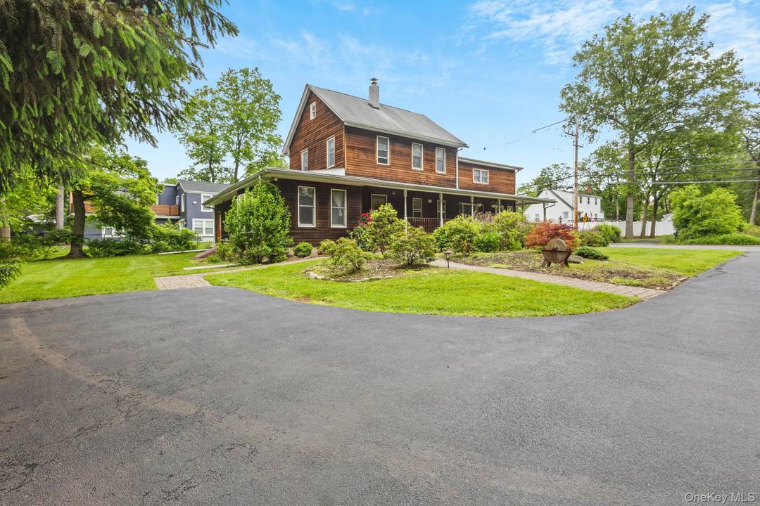 Spacious 4 bedroom 2 1 2 bathroom in prime Blauvelt location and highly sought after South Orangetown schools.