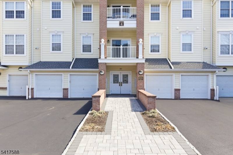 Welcome to Renaissance at Raritan Valley, one of Franklin Township's most sought after 55 communities offering resort style living and exceptional convenience.