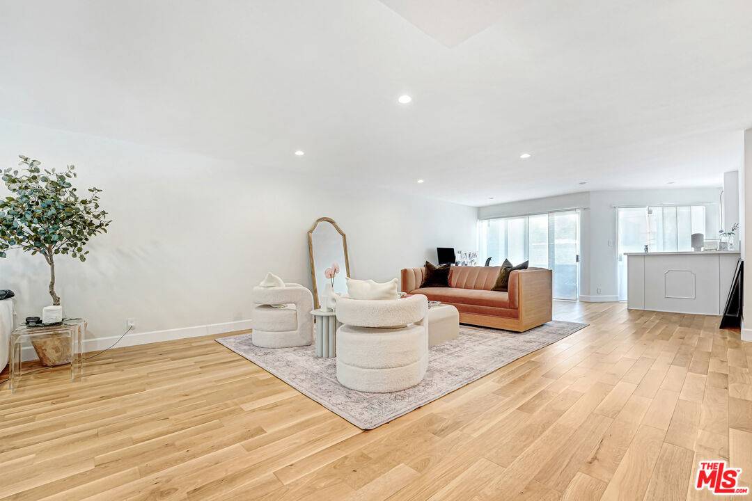 339 N Oakhurst Dr 2BR Beverly Hills Post Office | B.H.P.O. La