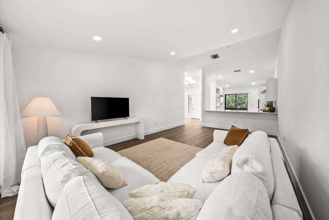 Beautifully renovated 3 bedroom, 2 bathroom apartment available for seasonal lease in a prime location near all equestrian venues.