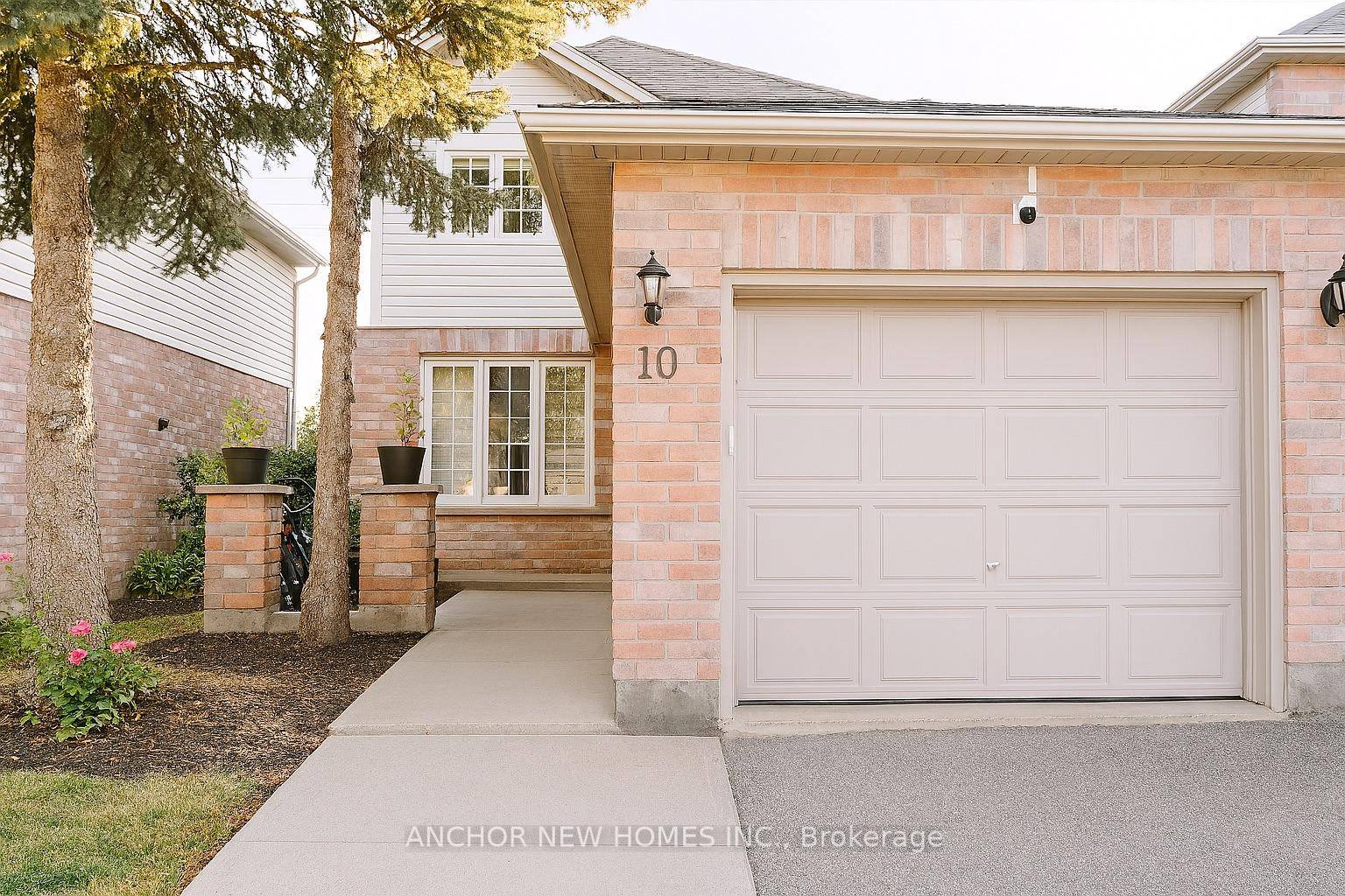 Welcome to 10 Chalkstone Drive, a beautiful detached condo offering the low maintenance lifestyle you desire without sacrificing space or privacy.