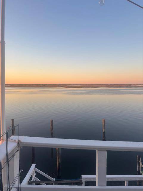 Renovated West End 2 Bedroom Apartment on the beautiful open bay !