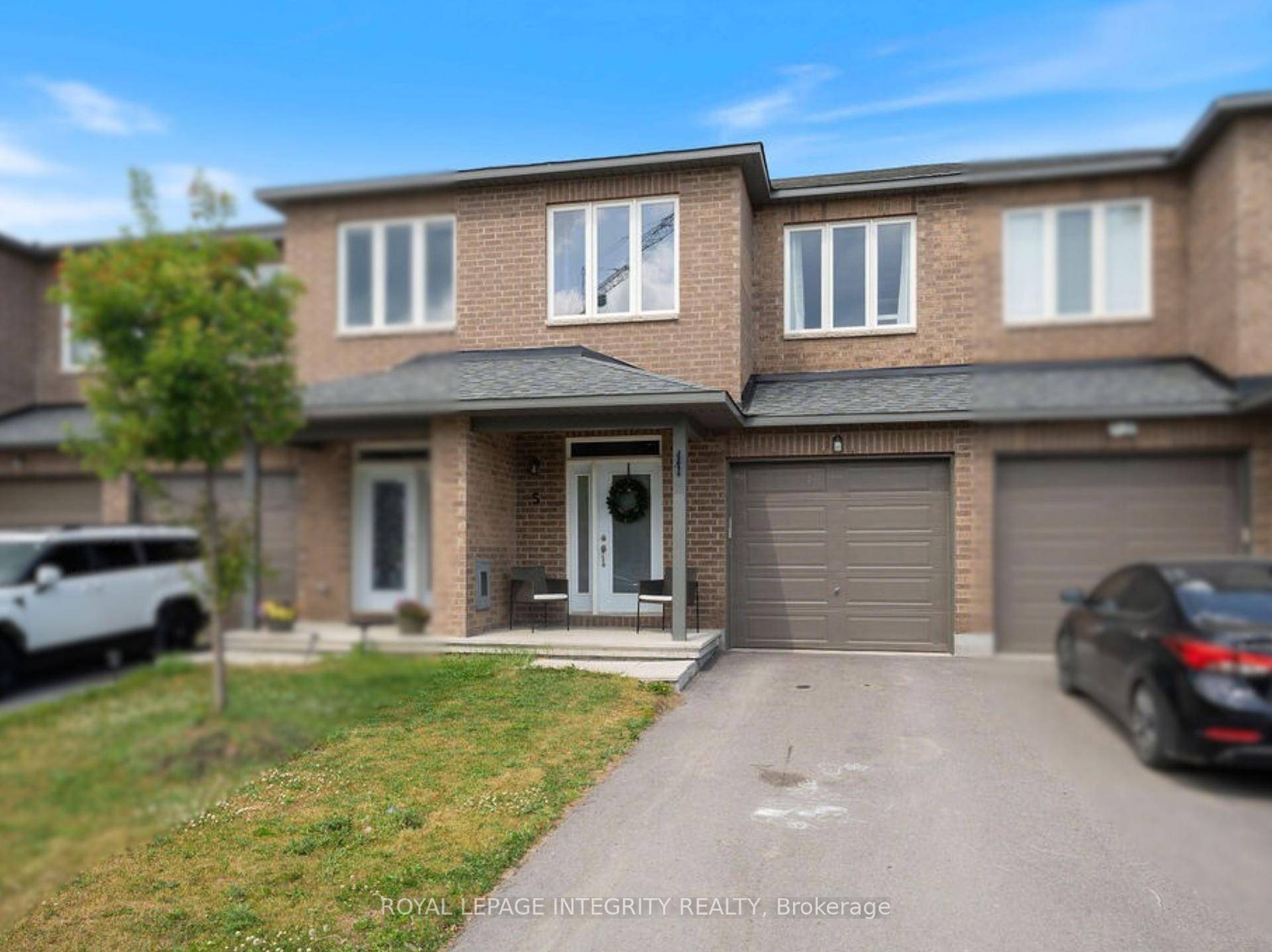 Fall in love with this beautifully designed 3 bedroom 3 bathroom townhome, ideally located just minutes from Highway 7 and close to shopping, dining, and everyday conveniences.