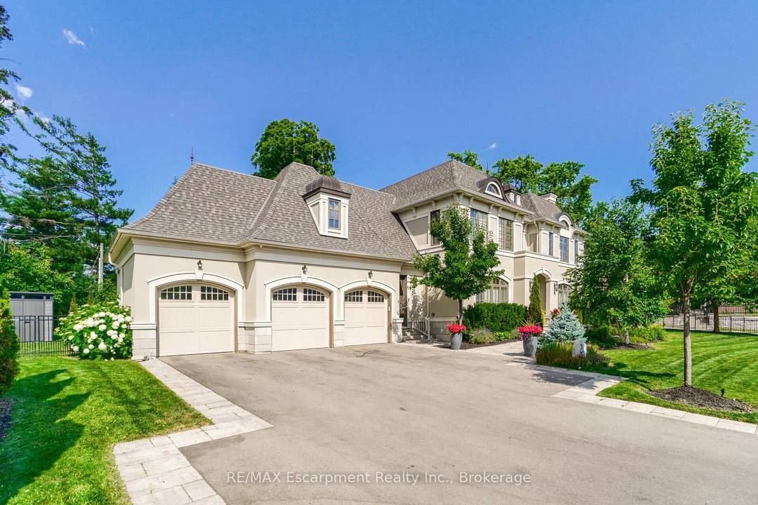Elegant lakeside living in SW Oakville.