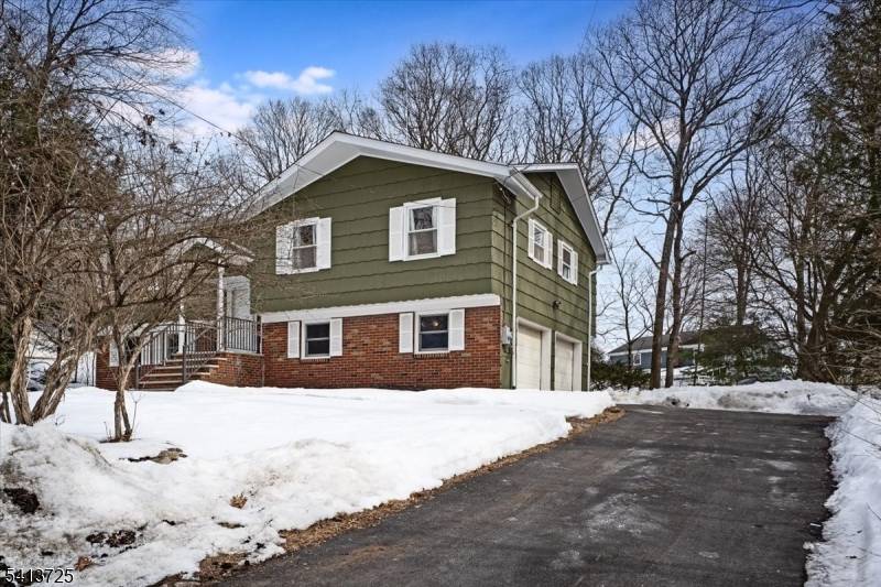 This charming, newly renovated bi level home is located in a beautiful neighborhood of Mt.