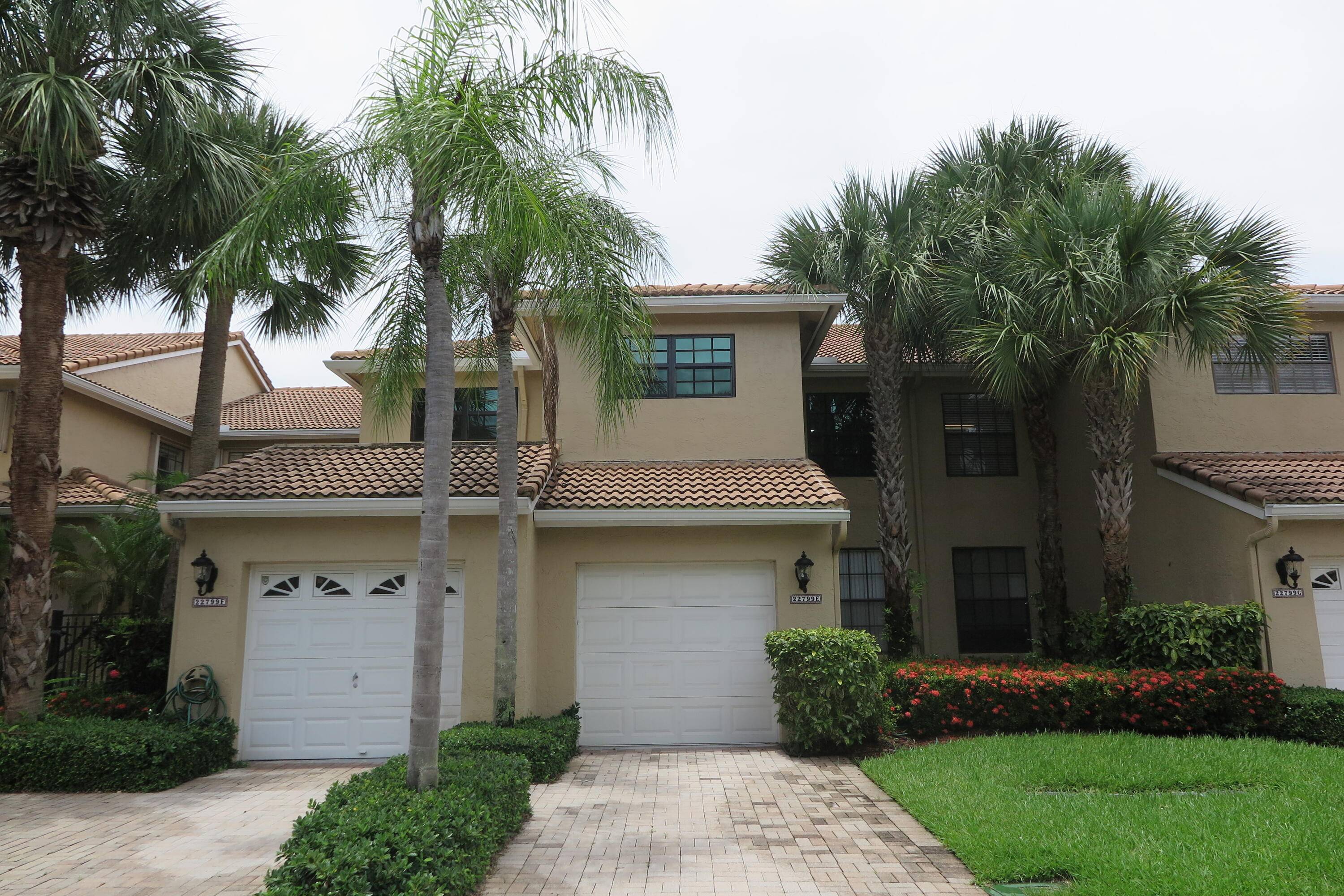 Lovely first floor condo with garage available to rent for the off season or season or yearly.