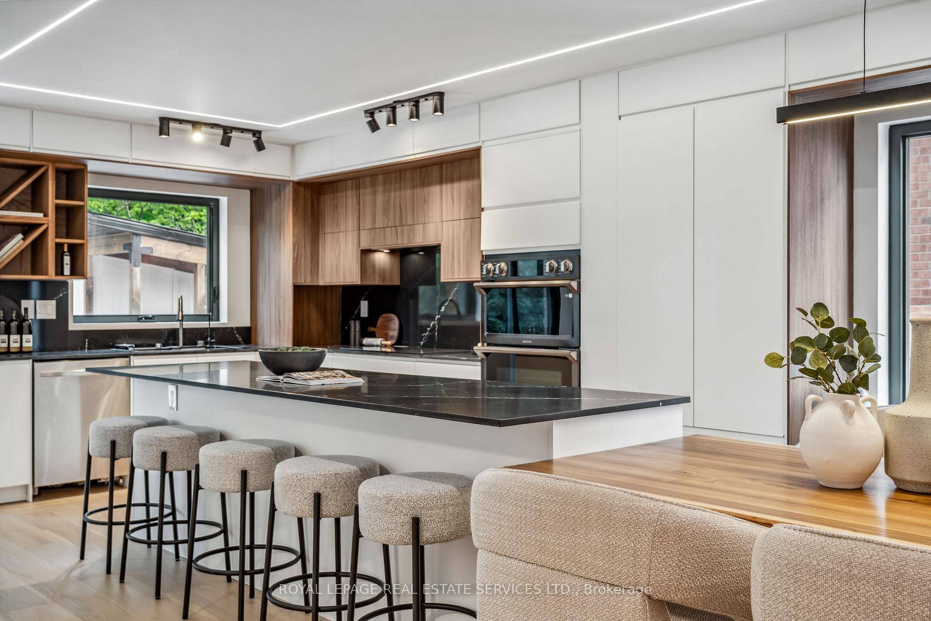 Discover Unparalleled Luxury in Prestigious Joshua Creek Experience the epitome of elegance in this distinguished residence, perfectly situated on one of Joshua Creeks most coveted wooded lots.