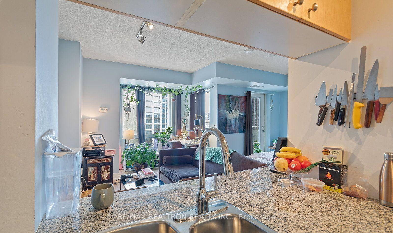 Beautifully designed studio in one of Toronto's most sought after locations, right on the border of vibrant Yorkville.