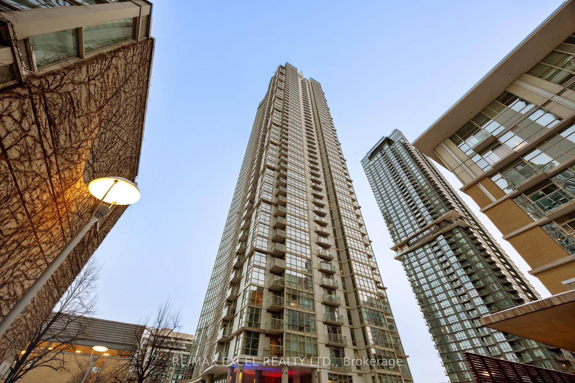 This spacious 1 1 bed, 1 bath corner unit offers breathtaking lake and city views from floor to ceiling windows and a west facing balcony.