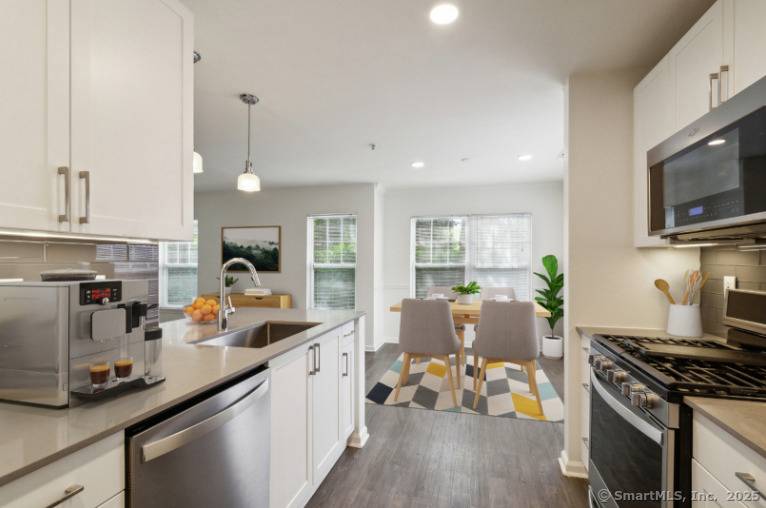 Understated elegance, modern conveniences and a peaceful, wooded location come together to create a community that feels like a tranquil retreat in the heart of Darien, Connecticut.