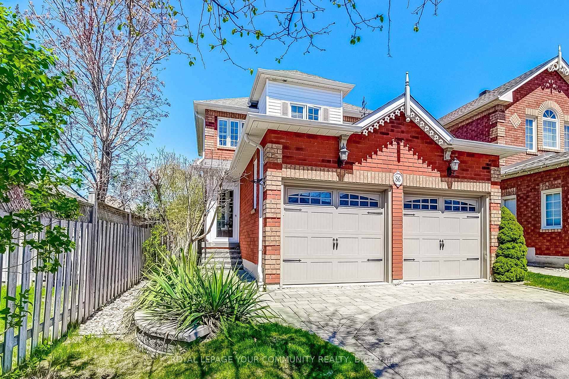 Welcome to this beautifully maintained 3 bedroom, 2 storey home located in the heart of Aurora's highly sought after Bayview Wellington Community.