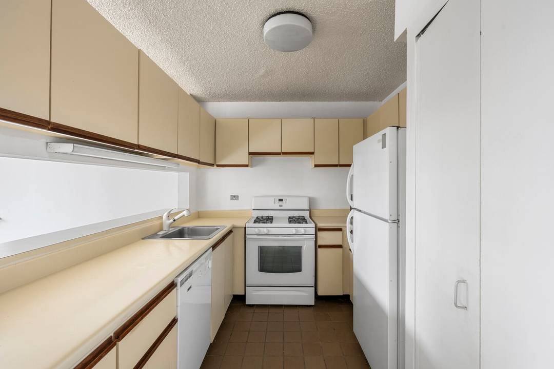 Your exceptional urban retreat at 30 West 61st Street, Unit 21F is here !