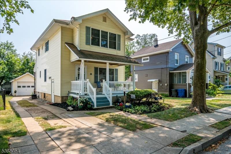 Charming Colonial on quiet deadend Street just steps away from Myrtle Park.