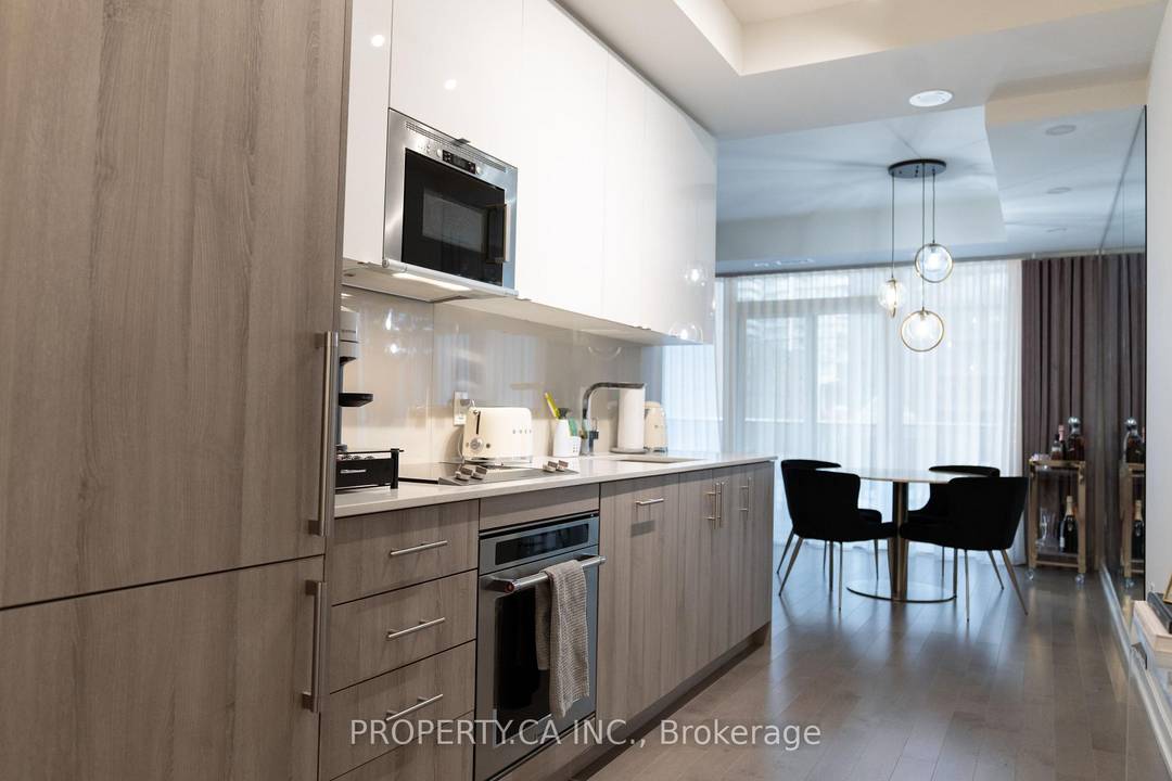 Fully furnished, modern condominium offering 673 sq ft of interior space plus a 128 sq ft balcony, ideally located in Toronto's vibrant Entertainment District.