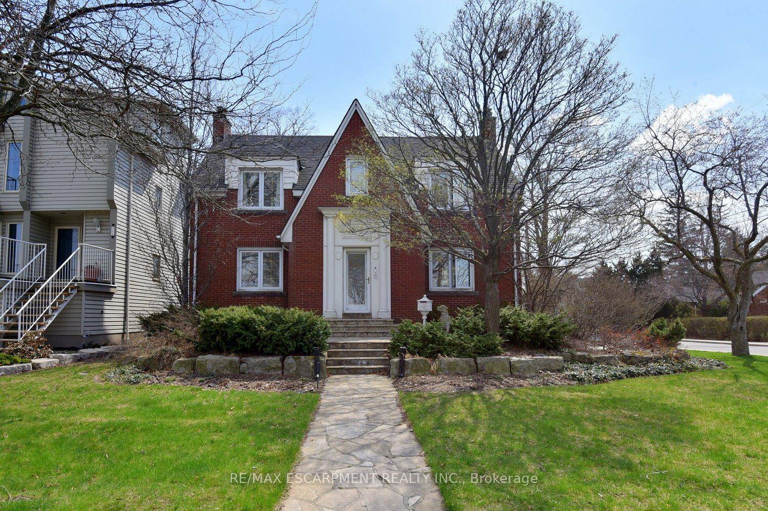 LOCATION FABULOUS MOUNTAIN BROW location across from Sam Lawrence Park overlooking the city below !