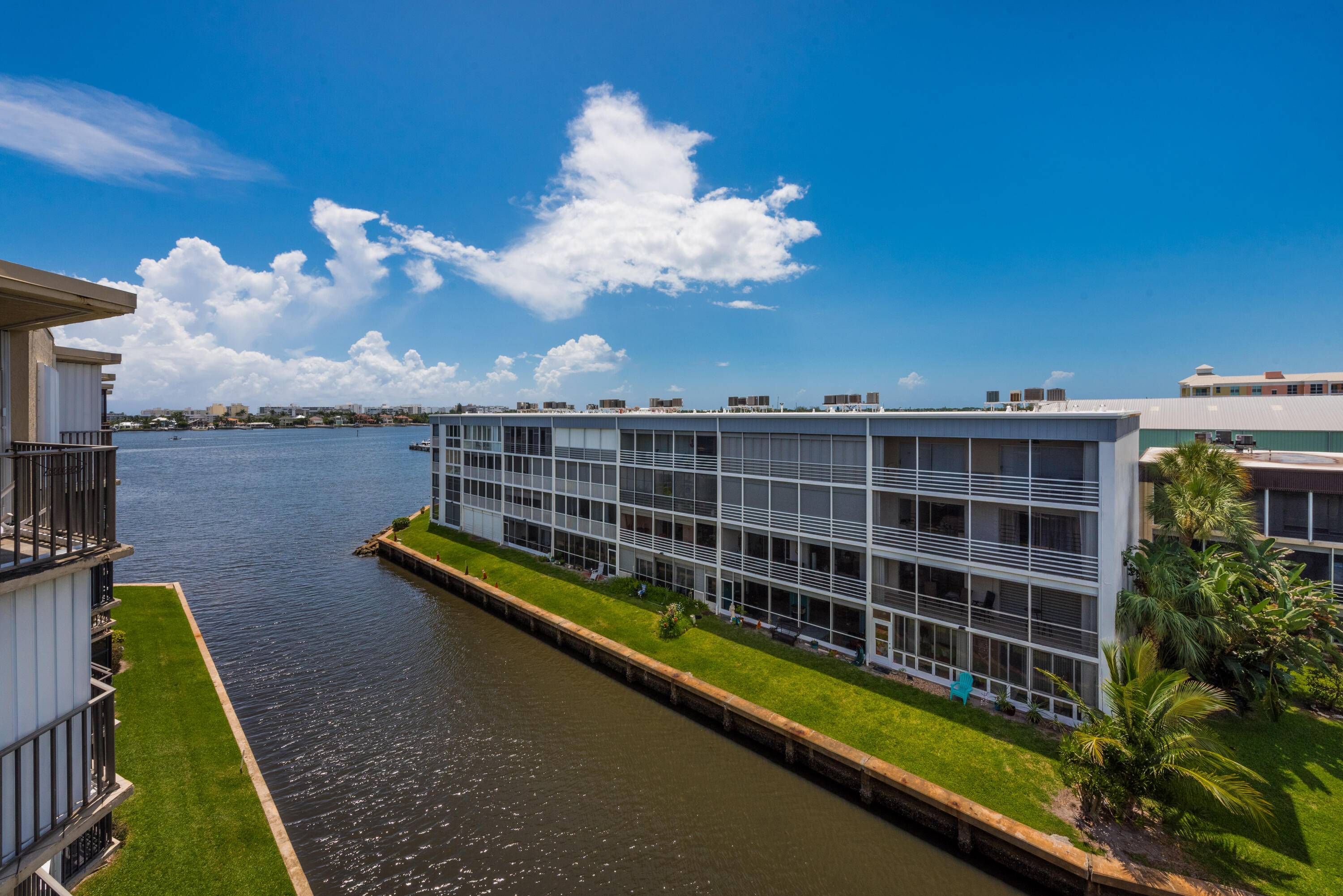 Great investor property located midway between Delray and West Palm Beach.