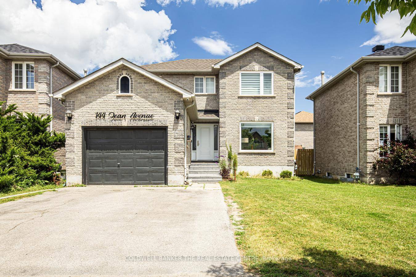 Beautiful, Clean, and Well Maintained All Brick 2 Storey Home Offering 3 2 Bedrooms amp ; 4 Bathrooms !