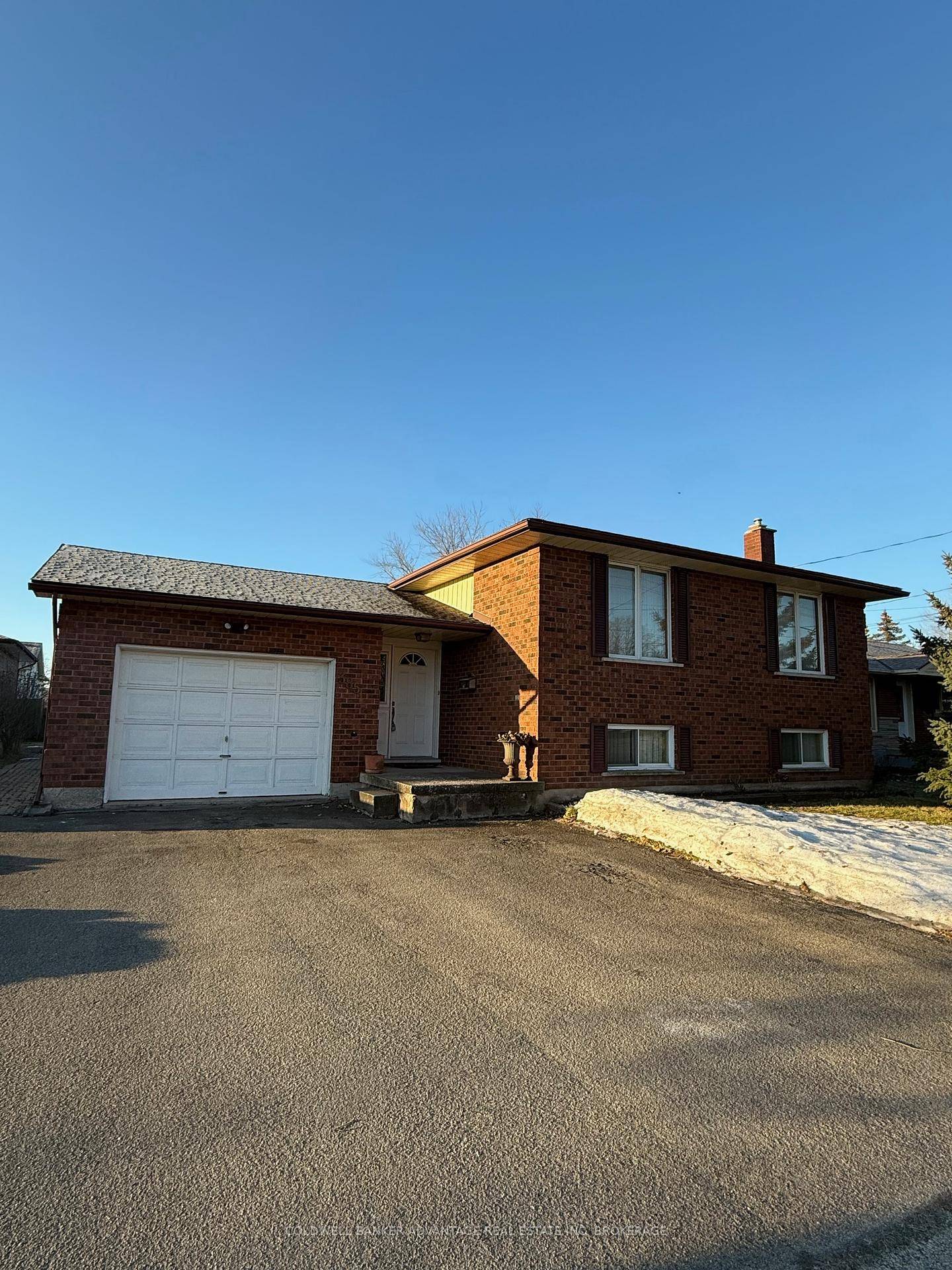 Rock solid custom built single owner 3 Bedroom 2 bathroom brick bungalow in the heart of West Welland.