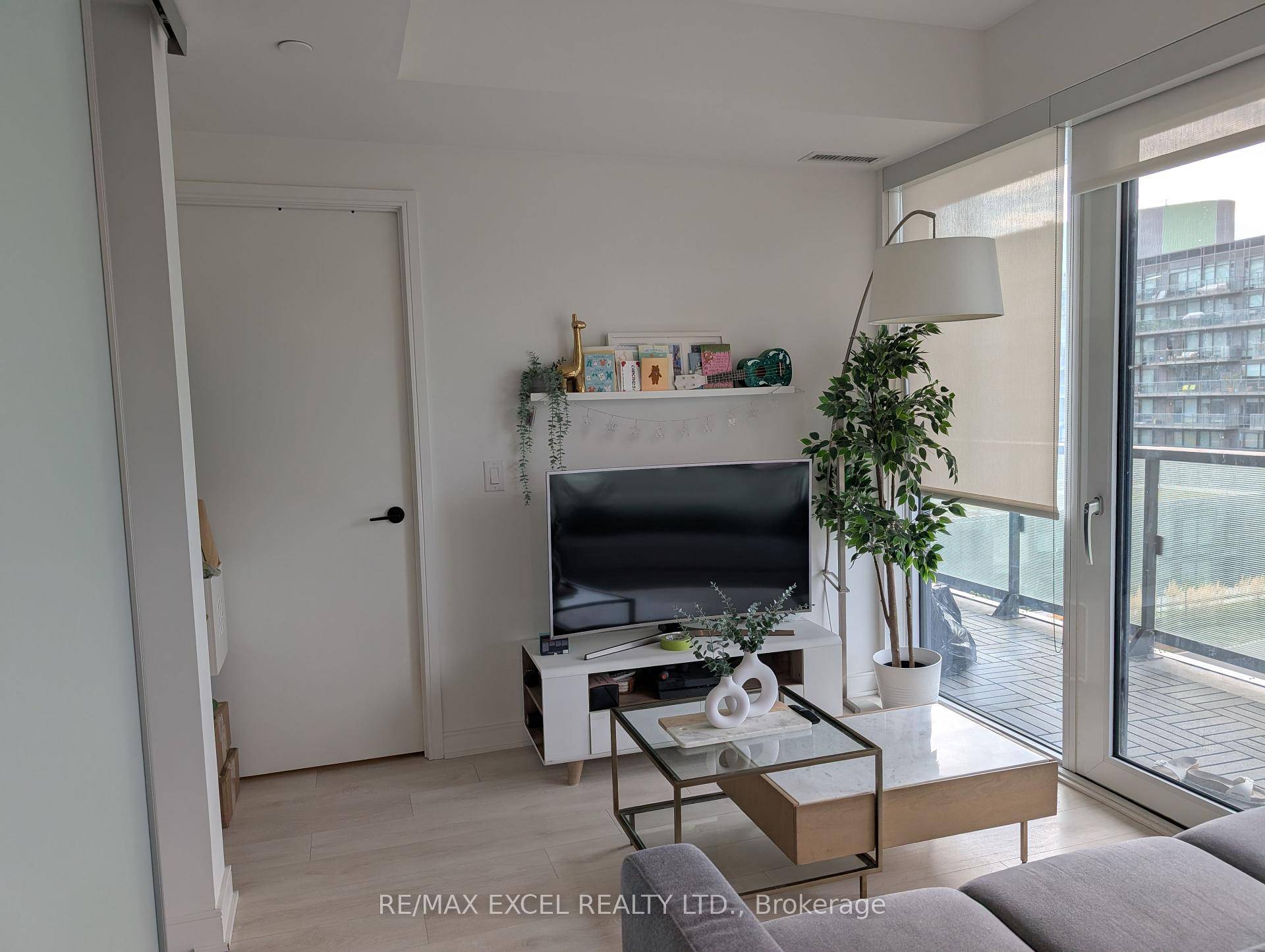 Beautiful 1 Bedroom Den with Rare Parking and Locker !