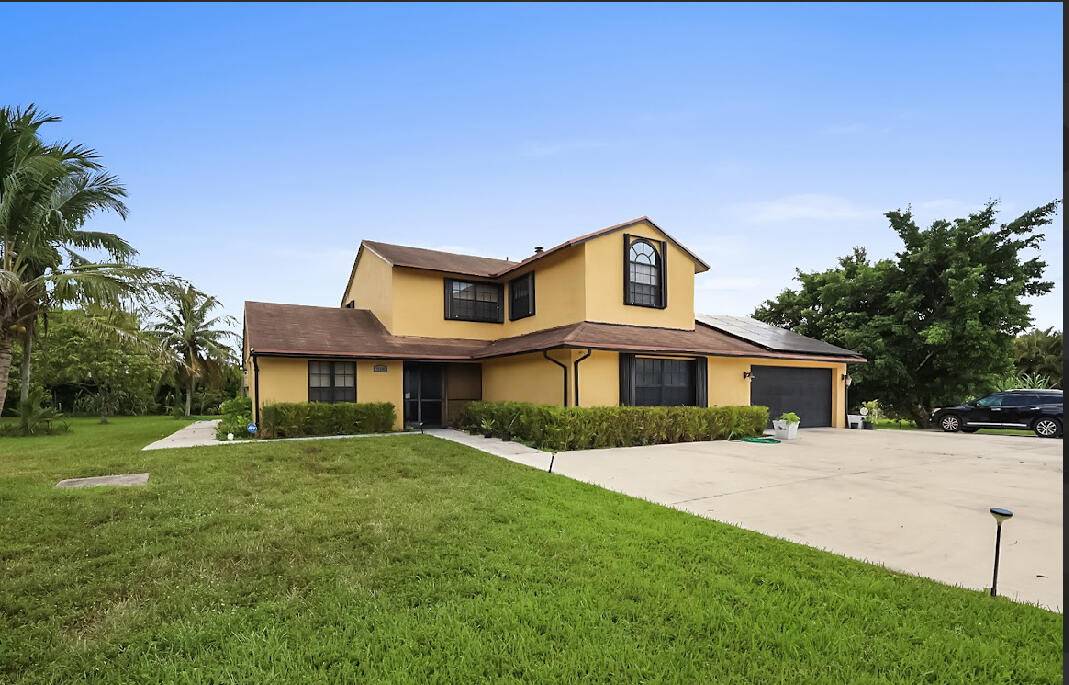 Large corner lot, 1. 7 acres, 5 minutes to Northlake Blvd, 14 minutes to I 95, New Laminate floors, Fencing along Coconut and Orange Blvd.