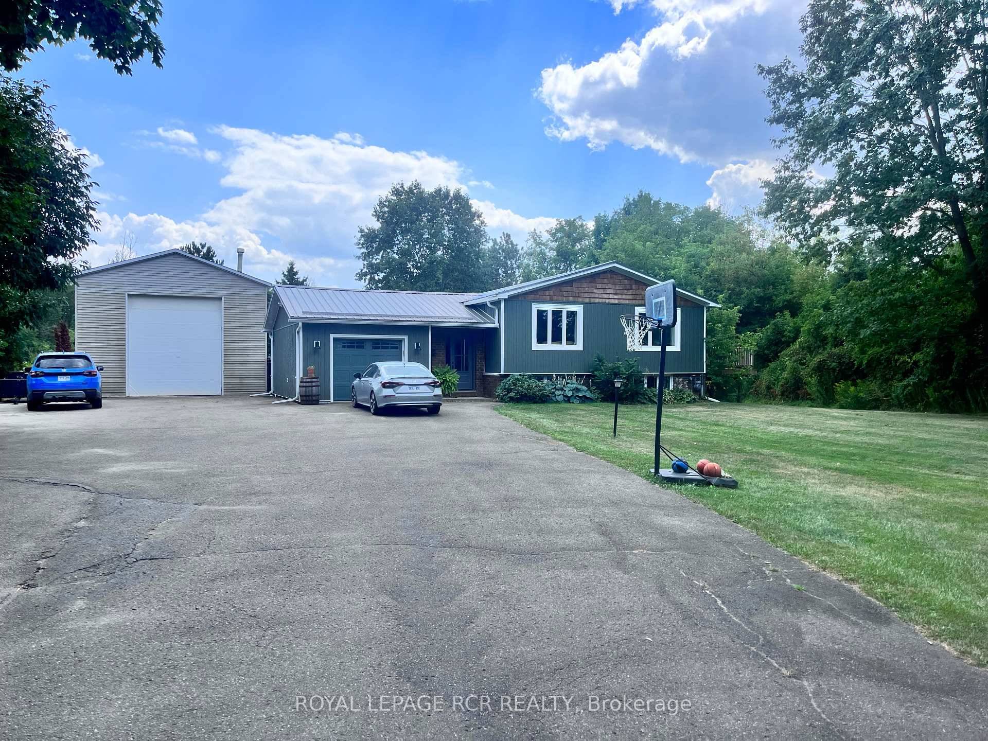 Stunning executive raised bungalow for lease on a gorgeous 1 acre lot in beautiful Mono, just minutes to Orangeville for all amenities.
