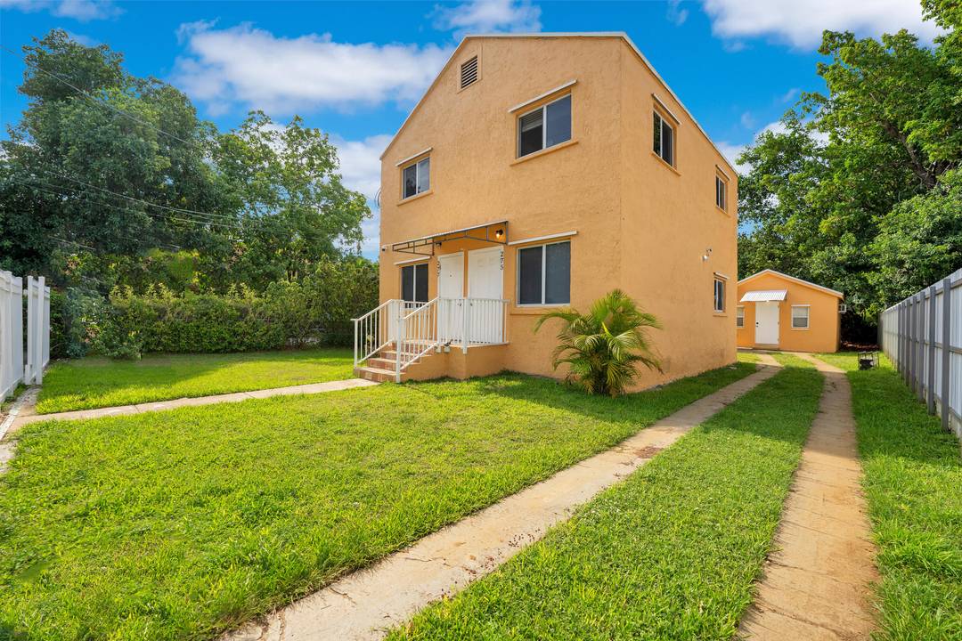 Fully renovated and freshly painted legal triplex located in a prime central Miami location, just minutes from Brickell, Downtown, and the vibrant Wynwood area all within 5 miles or less.