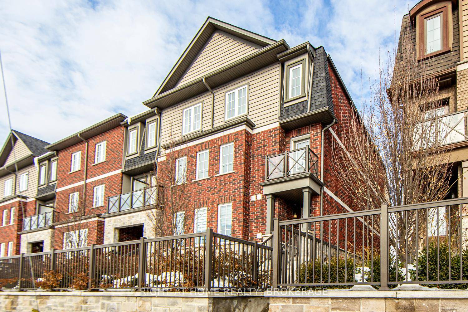 Priced To Sell ! ! Bright amp ; Modern End Unit 3 Bedroom, 3 Bathroom, 1575 Sqft.