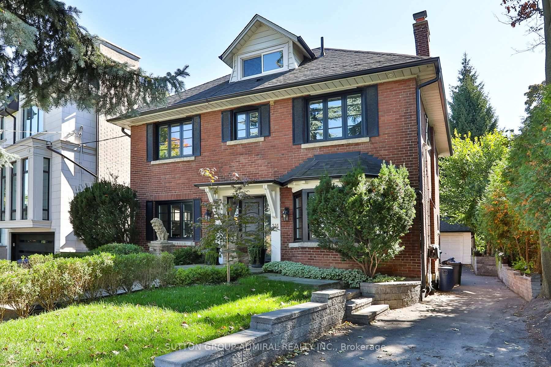 Lawrence Park Centre Hall A gracious and beautifully renovated 4 bedroom home offering grand proportions and timeless charm.