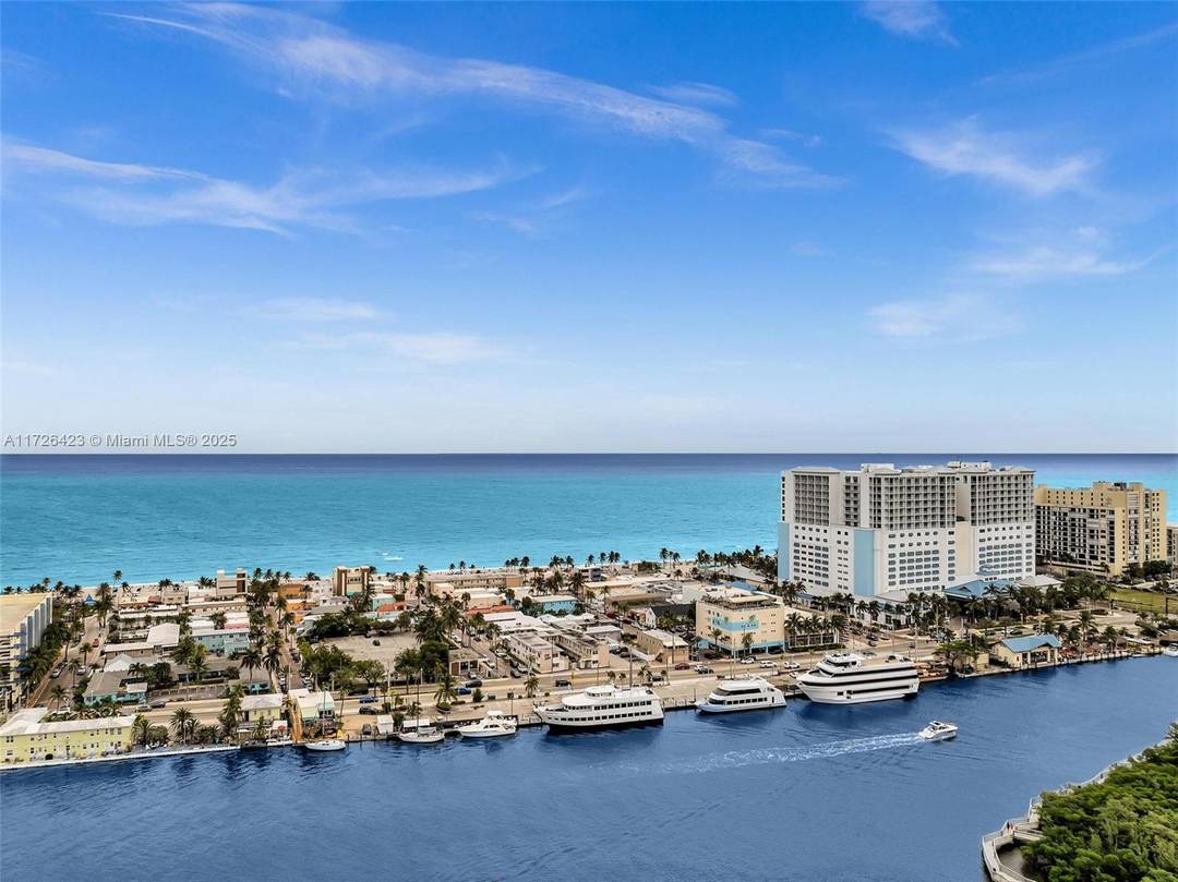 600' BOAT DOCKAGE NO FIXED BRIDGES on the Intracoastal across from Bulkhead in Hollywood South Central Beach voted 4 best beach in USA by Traveler's choice, Trip Advisor.