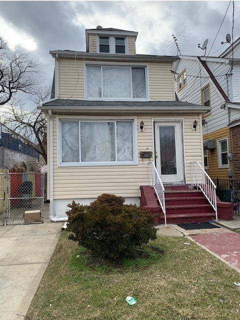 Spacious well kept house, Ist floor open concept.