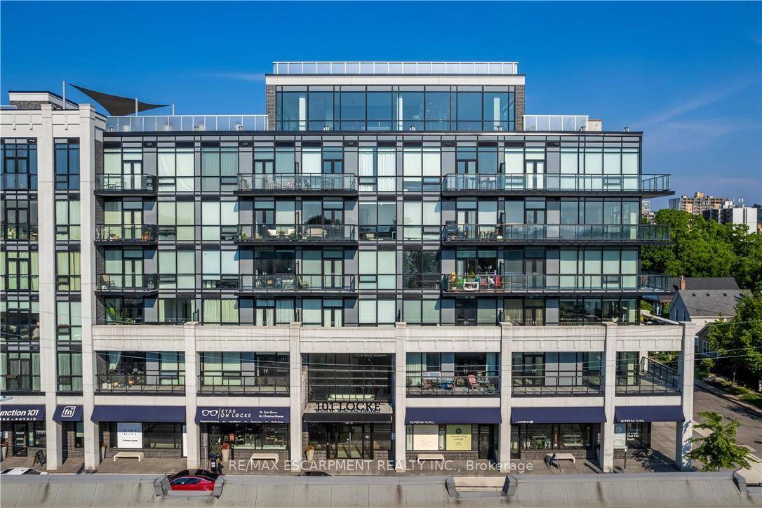 This luxury 2 bedroom, 2 bathroom condo by Spallacci Homes, built in 2019, is situated in the highly sought after Kirkendell neighbourhood of West Hamilton.