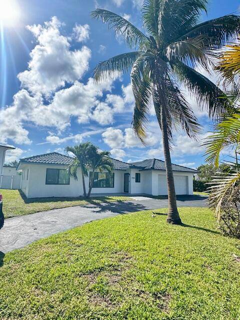 WATERFRONT HOME WITH OCEAN ACCESS !