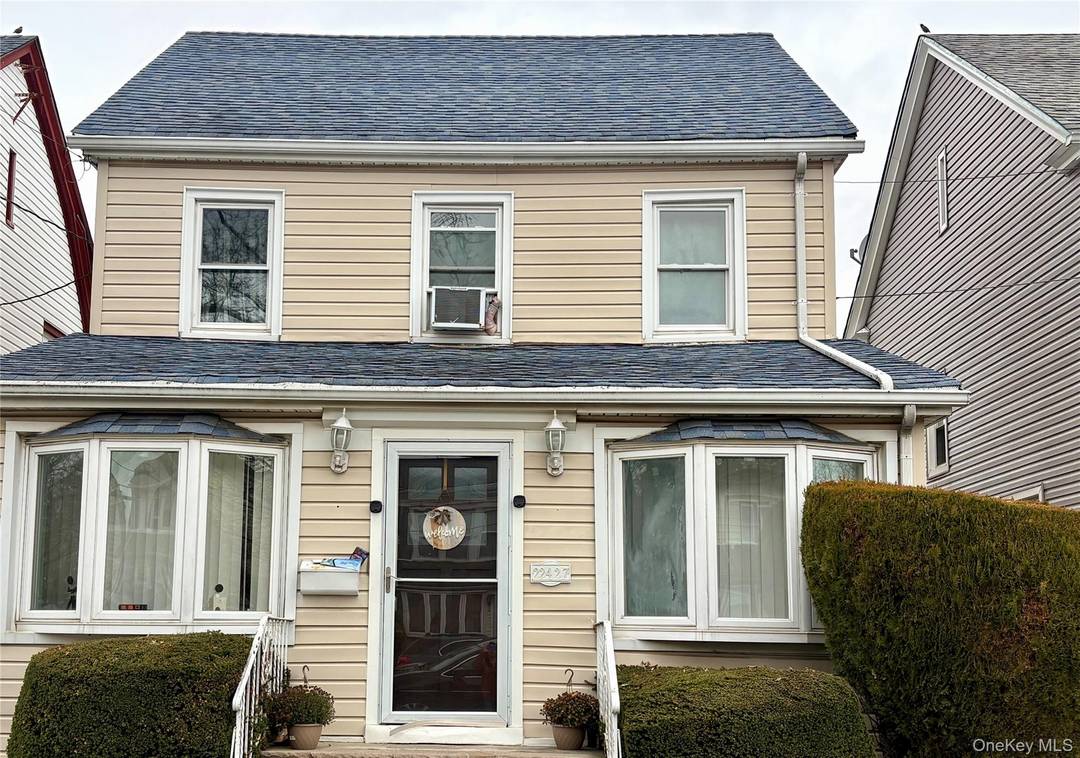 Welcome to this delightful Charming Colonial home !