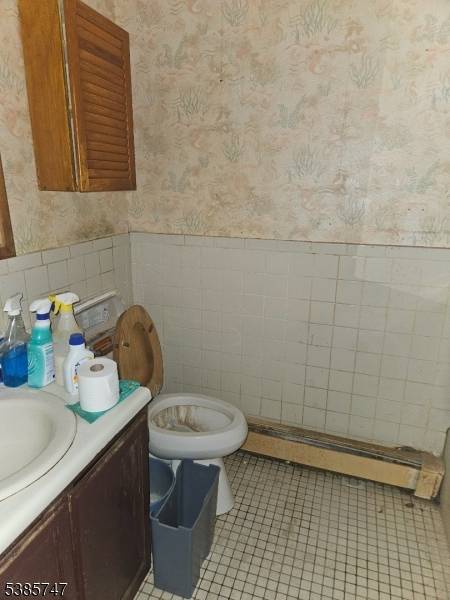 GREAT LOCATION NEAR THE LIGHTRAIL TRAIN, BERRY LANE PARK, ARLINGTON PARK, 3 MINUTES FROM LIBERTY PARK AND EXIT 14B ON THE NJ TURNPIKE.