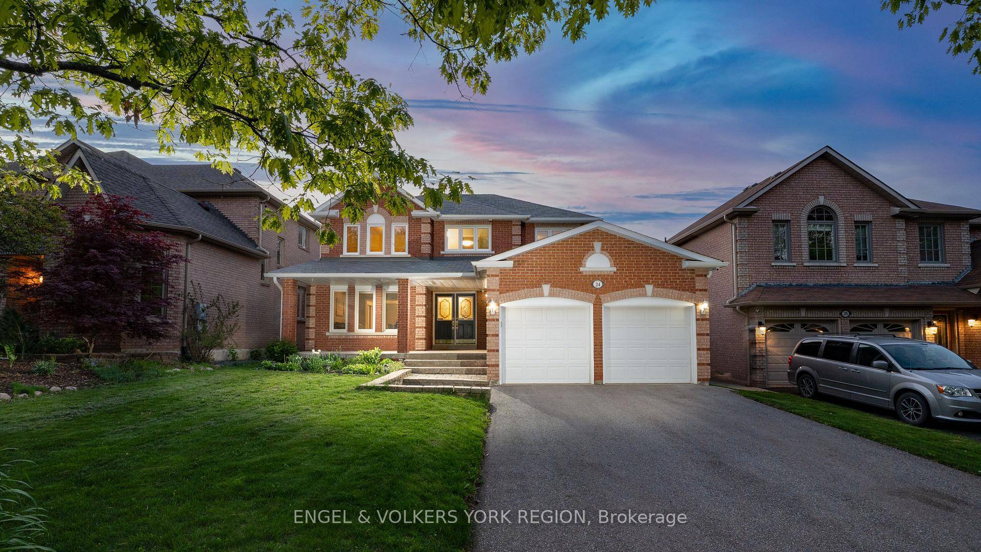 Discover timeless elegance and exceptional value in this beautifully maintained 4 bedroom, 4 bathroom home, ideally situated in the highly sought after Oak Ridges community.
