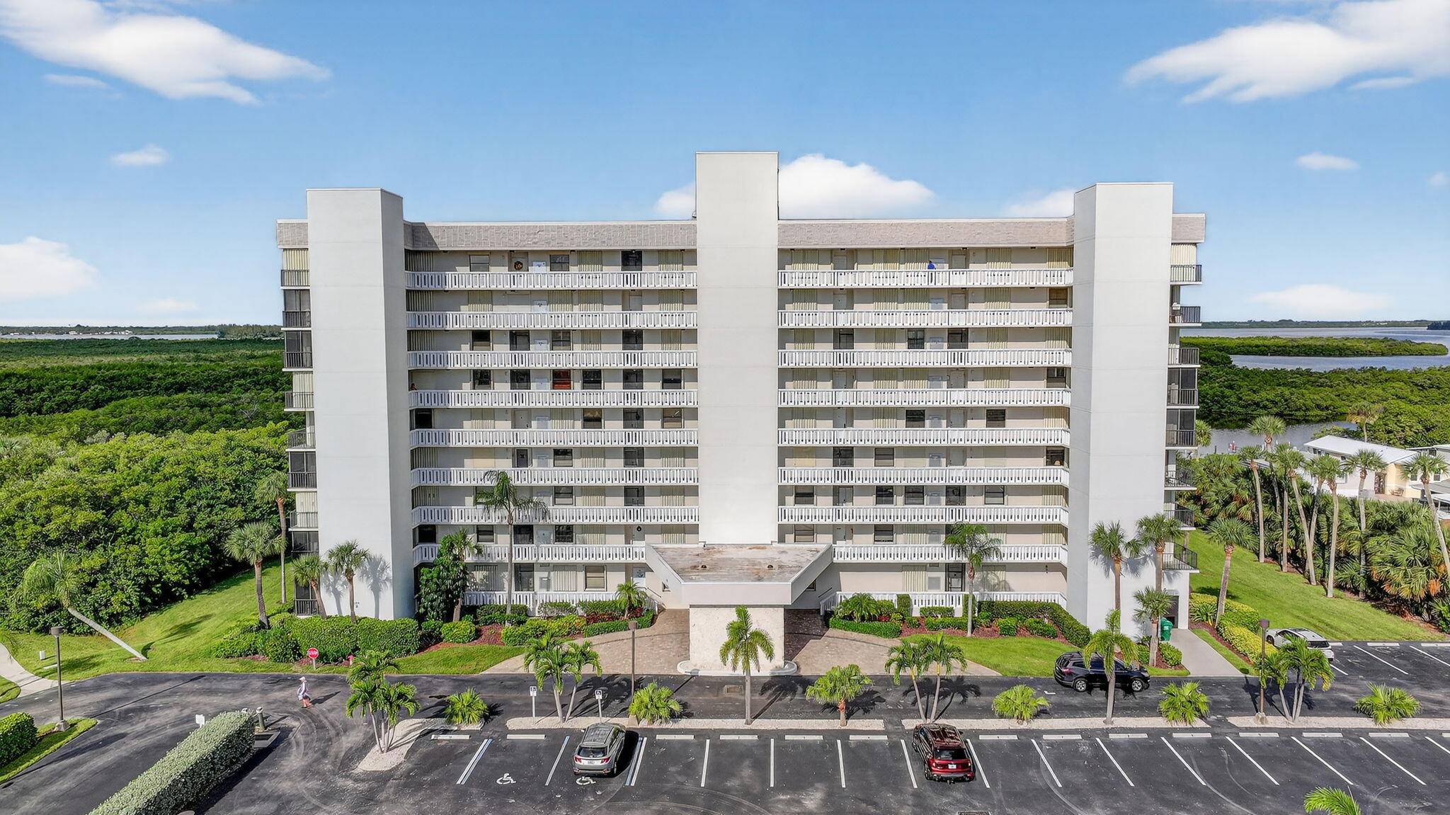 Live the dream in this spectacular 2 bed, 2 bath end unit with a dazzling wrap around balcony !